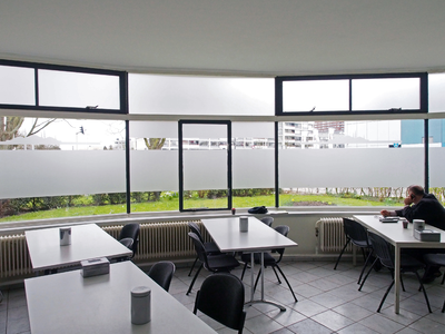 827998 Interieur van de Moskee Eyup Sultan Camii (Bernadottelaan 3) te Utrecht: kantine.